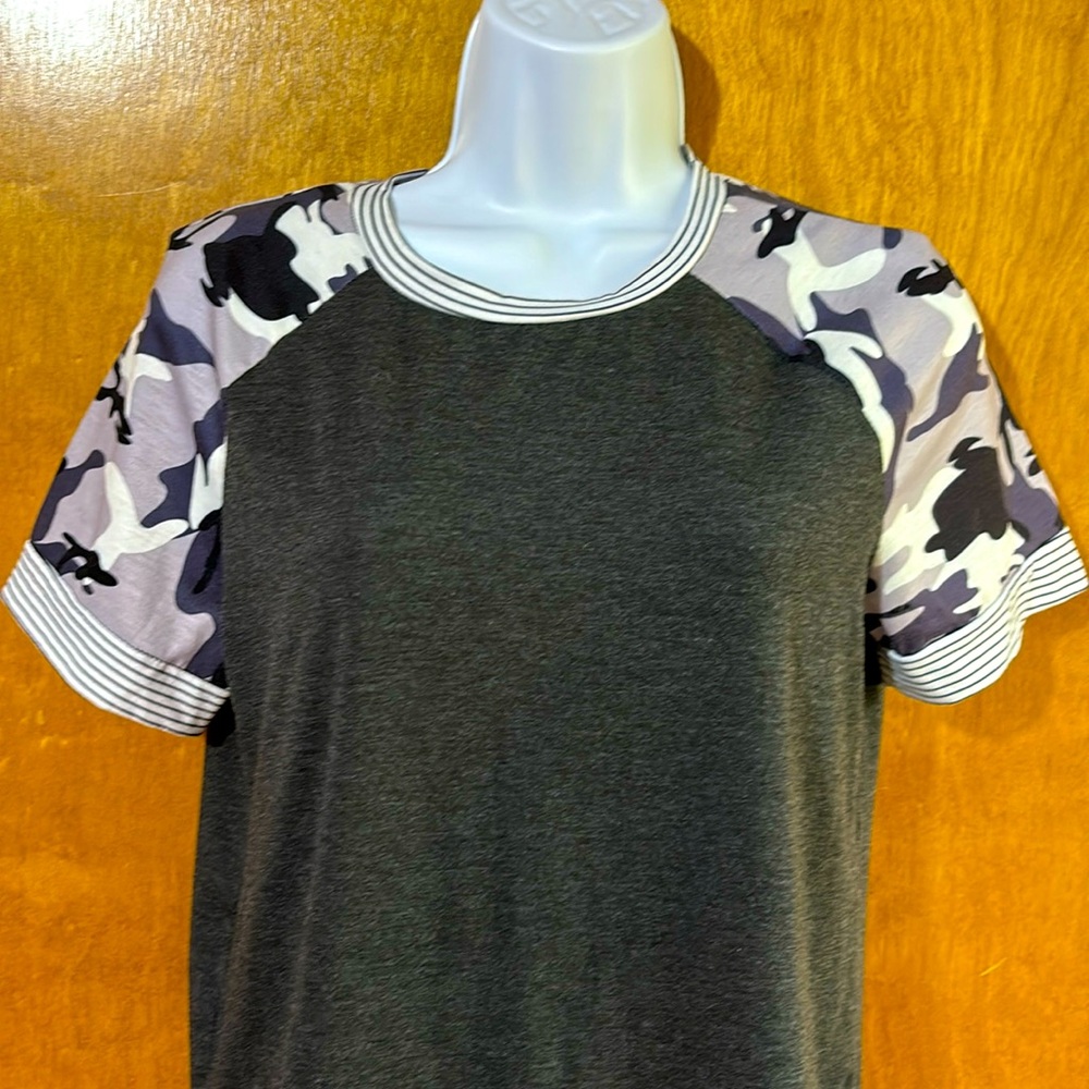 Grey knit tee with camo accent sleeves and side slits. Size XS.